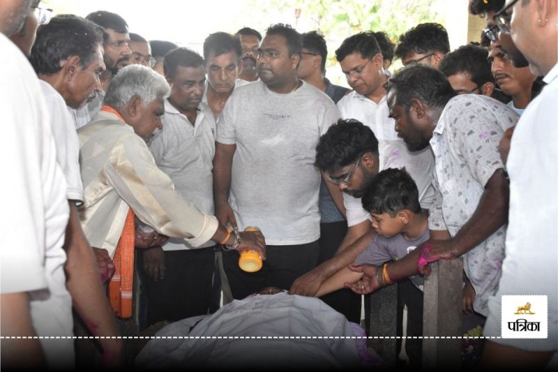 सात वर्षीय बेटे ने पिता को दी मुखाग्नि (फोटो सोर्स-पत्रिका)