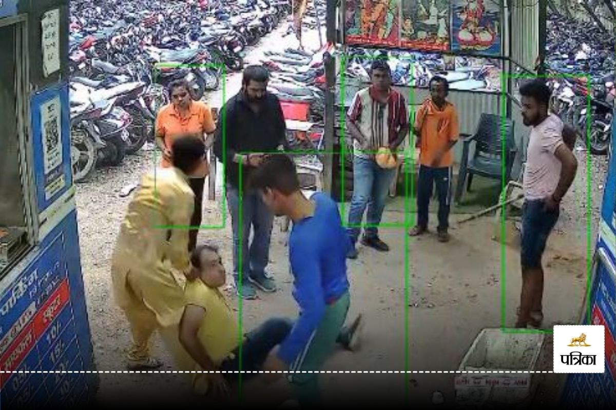 रायपुर रेलवे स्टेशन के पार्किंग में दिनदहाड़े चाकूबाजी और मारपीट, देखें Video