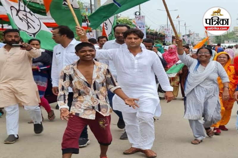 कांग्रेस नेता के खिलाफ थाने पहुंचे पीड़ित (Photo source- Patrika)