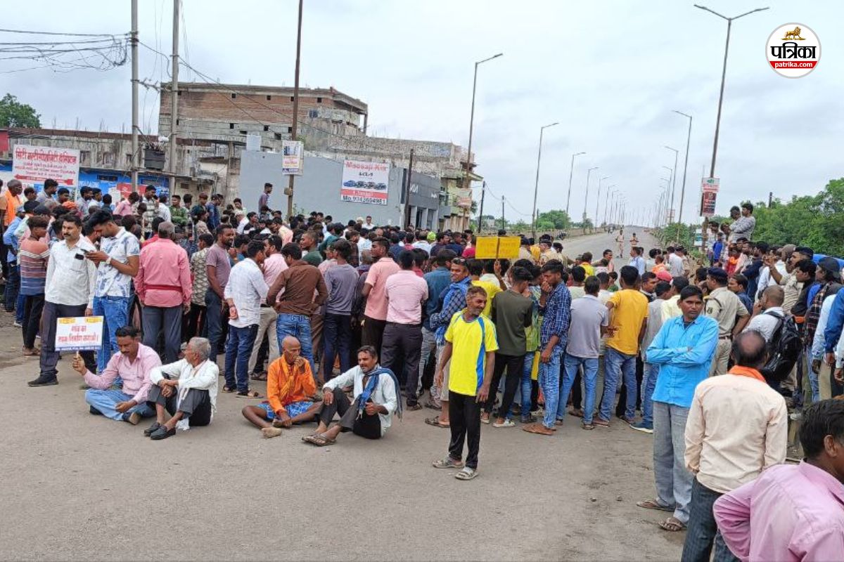 बदहाल सड़क को लेकर ग्रामीणों का फूटा गुस्सा, नेशनल हाईवे पर किया चक्काजाम, देखें
VIDEO