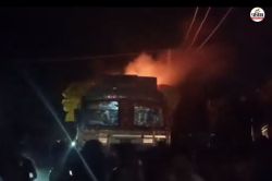 गाजियाबाद में गोमांस से भरा ट्रक फूंका, गोरक्षकों ने क्लीनर और ड्राइवर को
दौड़ा-दौड़ाकर पीटा - image