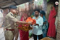 बस्ती पुलिस का मानवीय चेहरा, गरीब बेटी की शादी का पूरा खर्च उठाया, कन्यादान भी
किया - image