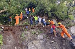 Alaknanda Bus Accident: बाल-बाल बचे यात्रियों ने बयां किया खौफनाक मंजर, कैसे
हंसते गाते जा रहे यात्रियों की बस उफनती नदी में समा गई - image