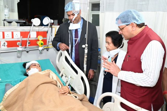 उत्तराखंड सीएम धामी ने घायल यात्रियों के हाल जाने। फोटो एएनआइ 