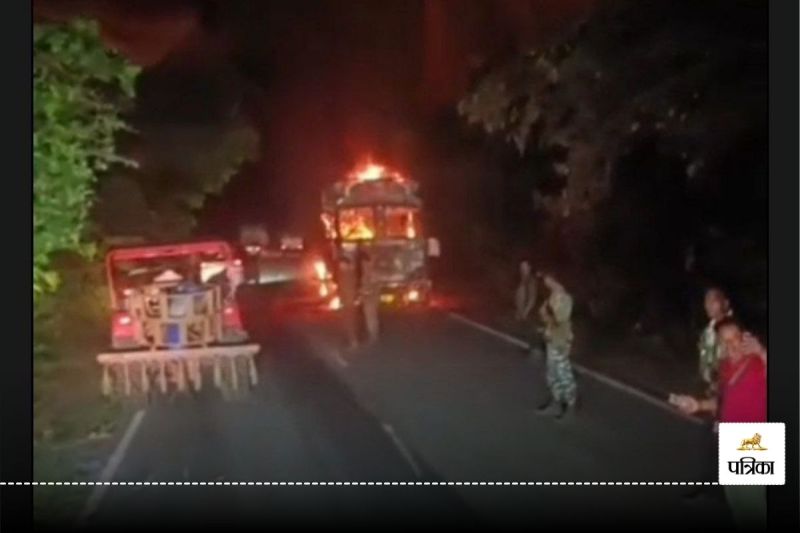 नक्सलियों ने ट्रक को किया आग के हवाले (फोटो सोर्स- पत्रिका)