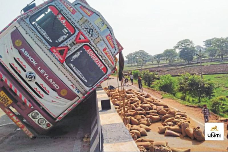 धान से भरी ट्रक पलटी, चालक ने कूदकर बचाई अपनी जान, सड़क में बिखरी बोरियां..(photo-patrika)