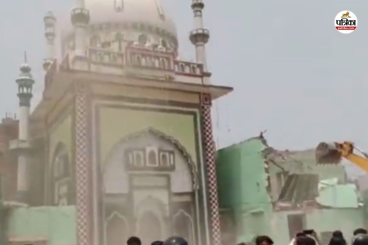संभल में मुसलमानों ने खुद ही दरगाह पर चलवाया बुलडोजर, बोले – ‘सड़क चौड़ी होनी
चाहिए, मंदिर-मस्जिद सब टूटेंगे’