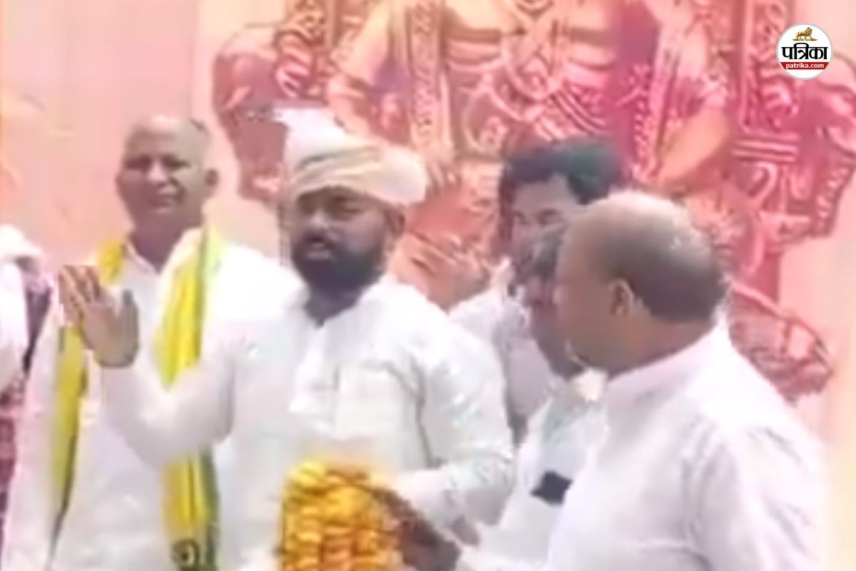 पहले तारीफ में पढ़े कसीदे…माला पहनाई फिर दनादन बरसाए थप्पड़, अखिलेश के करीबी
महेंद्र राजभर पर हमला