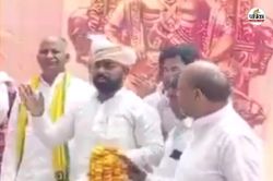 पहले तारीफ में पढ़े कसीदे…माला पहनाई फिर दनादन बरसाए थप्पड़, अखिलेश के करीबी
महेंद्र राजभर पर हमला - image