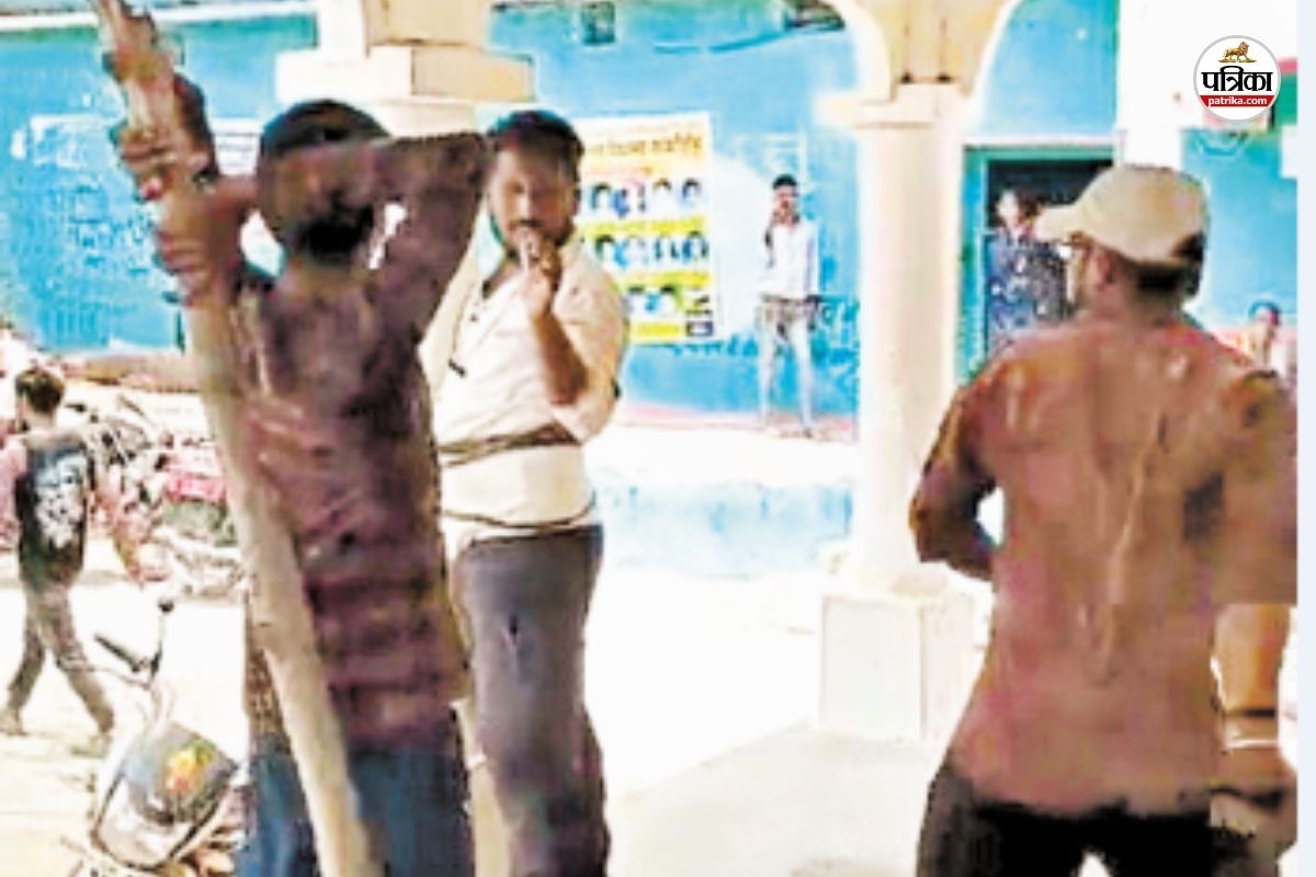 Crime News: प्यार करने की तालिबानी सजा, खंभे से बांधकर युवक को लगातार बेल्ट से
पीटा, देखें Video