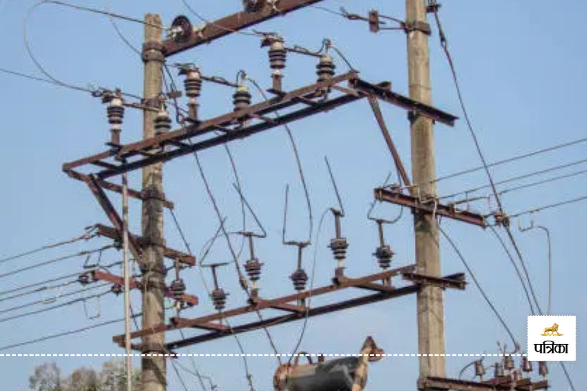 बिजली विभाग की बड़ी लापरवाही! ट्रांसफार्मर पर चढ़कर ढूंढ रहा था फाल्ट, अचानक आ गई लाइट फिर…