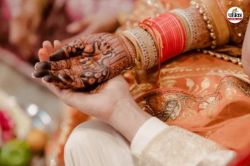 लव स्टोरी का ‘द एंड’, ग्रामीणों ने मंदिर में मिलते देख प्रेमी-प्रेमिका की करवा
दी ‘हैप्पी मैरिज’ - image