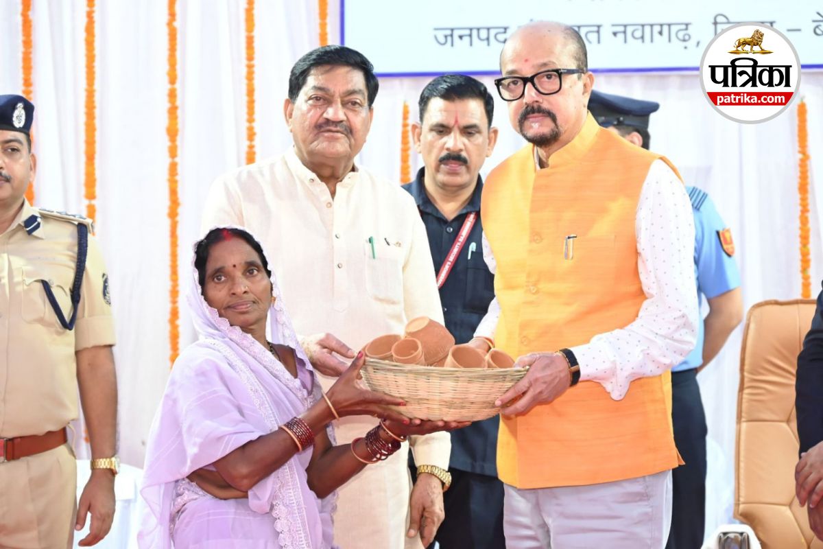 CG News: गोद लिए गांव में रमेन डेका का प्रवास, ग्रामीणों से सीधा संवाद कर बांटी प्रेरणा