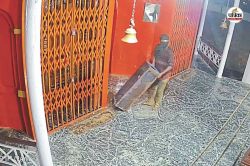 छत्तीसगढ़ महतारी मंदिर में चोरी…. चोर से नहीं उठा दान पेटी तो घसीटकर ले गया,
CCTV में कैद हुआ आरोपी - image