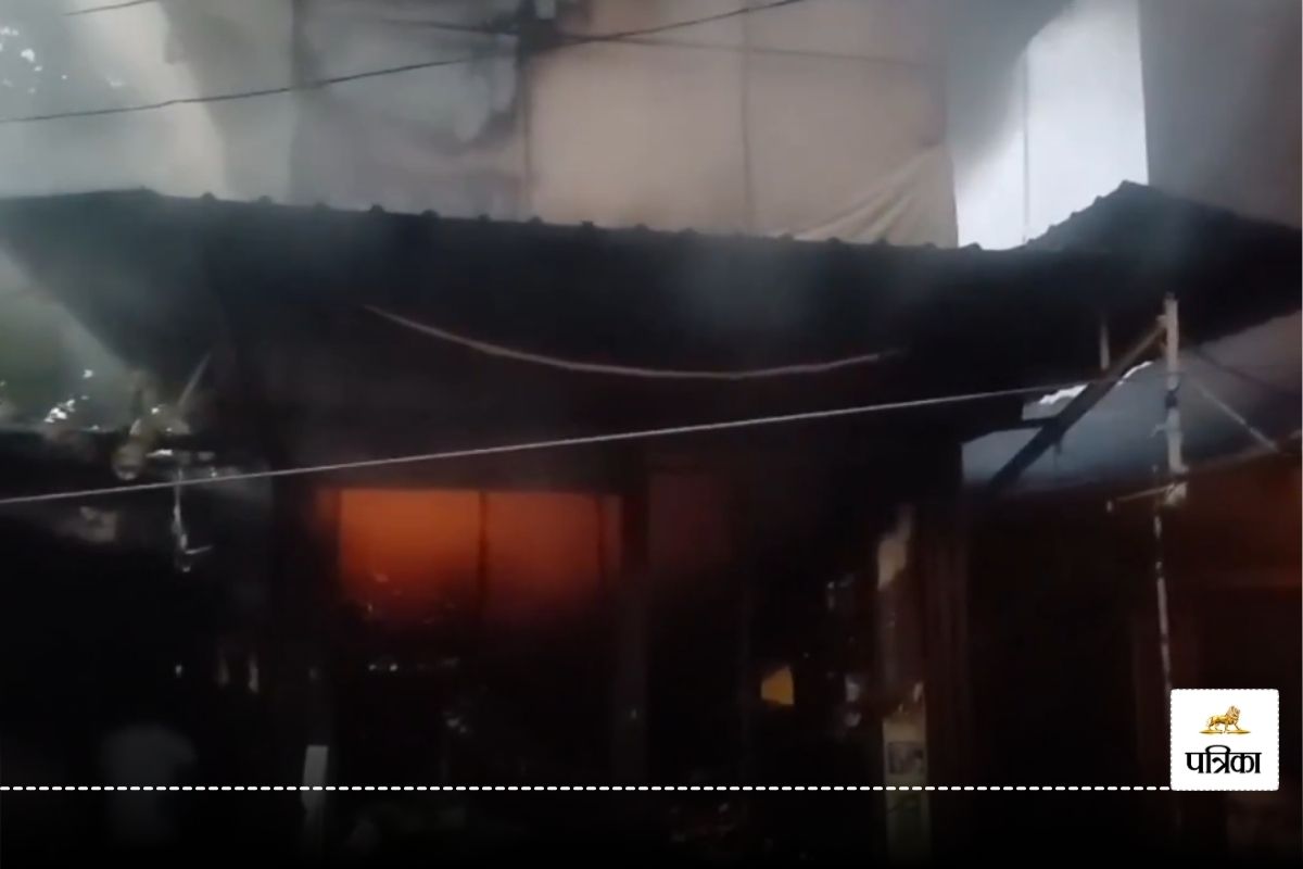 बिलासपुर के शनिचरी बाजार में आग से 22 दुकानें जलकर खाक, लाखों का हुआ नुकसान,
देखें Video