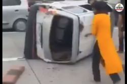 यमुना एक्सप्रेस-वे पर पहिया निकलने से पलटी ईको वैन, हादसे में 5 छात्र घायल - image