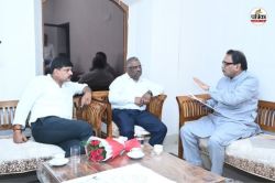 विधायक मूणत ने रेलवे जीएम से की मुलाकात, पूर्व MLA विकास ने रायपुर से हरिद्वार,
उज्जैन, इंदौर, अयोध्या तक मांगी ट्रेन - image