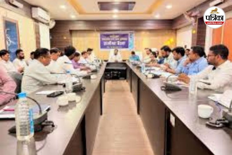 कलेक्टर ने अफसरों-कर्मचारियों को चेताया (Photo source- Patrika)