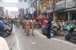 UP NEWS : कानपुर रथयात्रा में बवाल, लाउडस्पीकर लगाने और अभद्रता पर हुआ विवाद,
धरने पर बैठे महंत - image