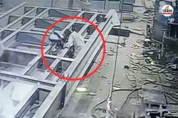 CG News: महामाया इंडस्ट्रीज फैक्ट्री में श्रमिक की मौत, सामने आया घटना का VIDEO,
देखें - image