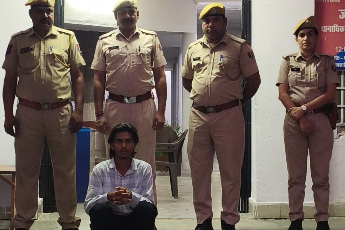 Jhalawar: युवक ने ईद पर लगाई गोवंश की आपत्तिजनक पोस्ट, घर पहुंचकर पुलिस ने किया
गिरफ्तार