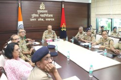 UP के नवनियुक्त DGP ने की पहली बड़ी समीक्षा बैठक, वीडियो कॉन्फ्रेंसिंग के जरिये
दिए कानून-व्यवस्था सुधार के निर्देश - image