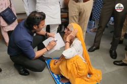 बुजुर्ग महिला के साथ जमीन पर ही बैठ गए डीएम, फरियाद सुनी और लिया तत्काल एक्शन - image