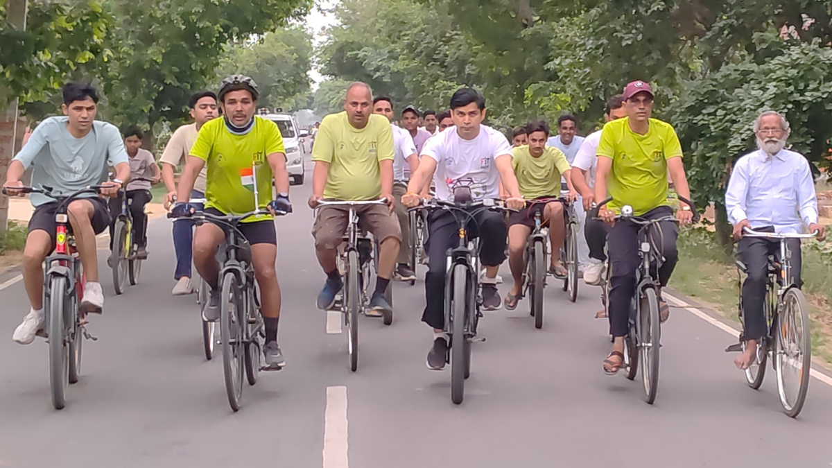 World Bicycle Day: विश्व साइकिल दिवस पर डीएम ने की 10 किमी साइकिल यात्रा,
स्वास्थ्य लाभ की दी सीख