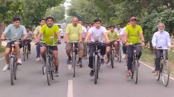 World Bicycle Day: विश्व साइकिल दिवस पर डीएम ने की 10 किमी साइकिल यात्रा,
स्वास्थ्य लाभ की दी सीख - image