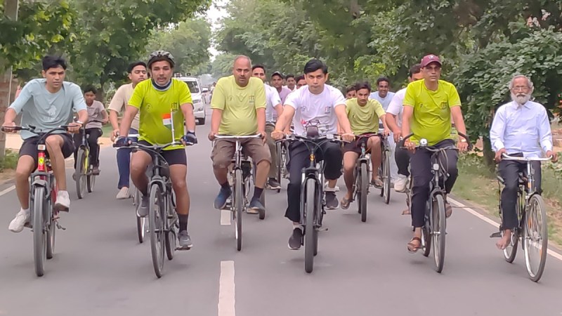 DM did 10 km cycle ride on World Bicycle Day in Sambhal