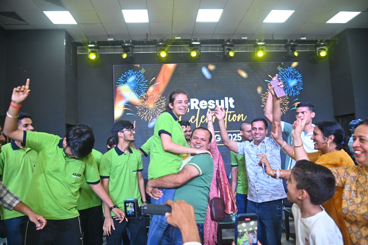 NEETUG-2025: कोचिंग नगरी खुशियों से गुलजार, ढोल की थाप पर झूमे टीचर्स व
स्टूडेंट्स