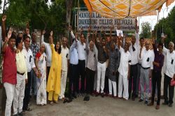 टेक्सटाइल कॉलेज के कार्मिकों ने दिया धरना, किया प्रदर्शन - image