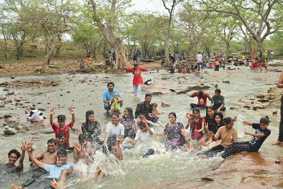 SundayPicnic:मौसम का साथ मिला तो सन-डे को बनाया फन-डे, पिकनिक स्पॉट्स पर दिखी
रौनक