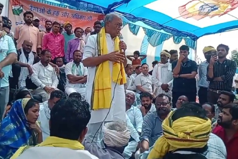 former CM Digvijay Singh gets emotional after listening to Baiga tribals who were cheated by middlemen grabbing lands with fake documents in Dindori