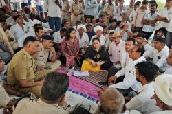 बाड़मेर में नहीं थम रहा चिंकारा हिरण शिकार मामला, सड़क पर प्रदर्शन कर रहे
ग्रामीण - image