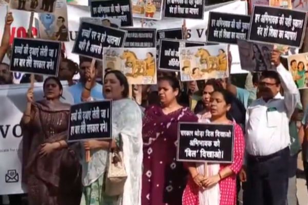 Delhi Private School Fee Hike: सरकार थोड़ा दिल दिखाओ, अब तो अपना बिल दिखाओ...दिल्ली में लोगों ने सड़क पर निकाला मार्च