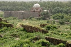 रात में गलियारे से आती अजीब आवाजें और भूतिया कहानी..क्या है तुगलकाबाद किले का
इतिहास? - image