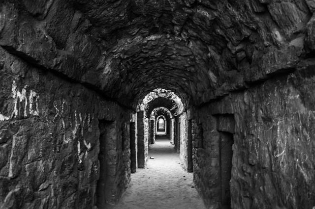 Tughlaqabad Fort in Delhi: रात में गलियारे से आती अजीब आवाजें और भूतिया कहानी..क्या है तुगलकाबाद किले का इतिहास?