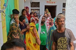 25 दिन पहले हुई थी शादी, पति गया था सब्जी मंडी, फंदे से लटक गई पत्नी, परिवार में
कोहराम - image
