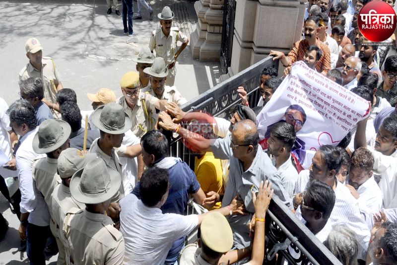 चिकित्सक व कांग्रेस महिला नेत्री का विवाद : चिकित्सक के पक्ष में आए ग्रामीण, बोले: निष्पक्ष करवाई जाए जांच