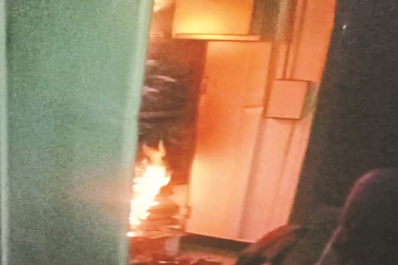 पंचायत भवन में लगी भीषण आग (Photo source- Patrika)