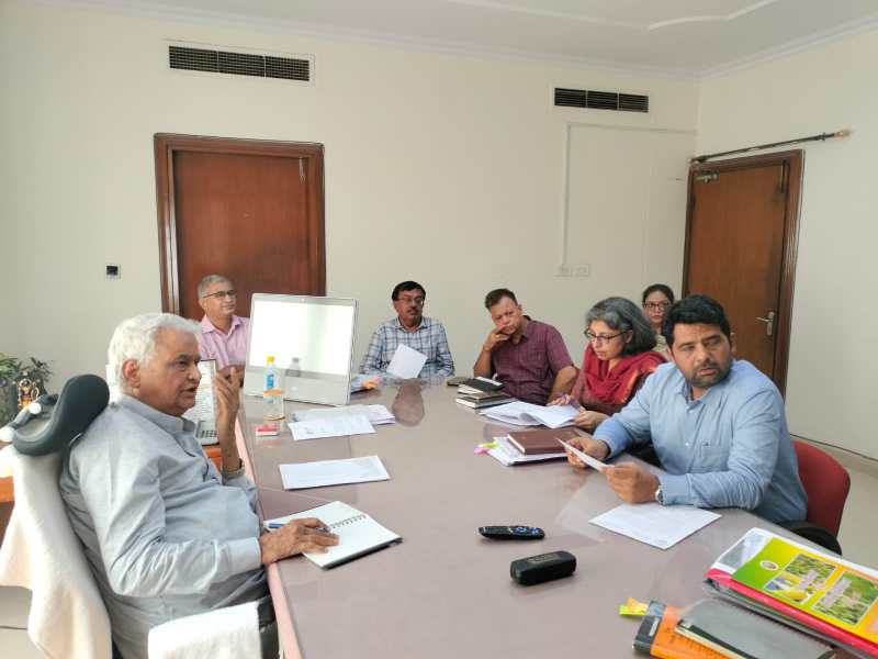 कृषि एवं उद्यानिकी मंत्री शासन सचिवालय में विभागीय अधिकारियों की बैठक लेते हुए। फोटो-पत्रिका।