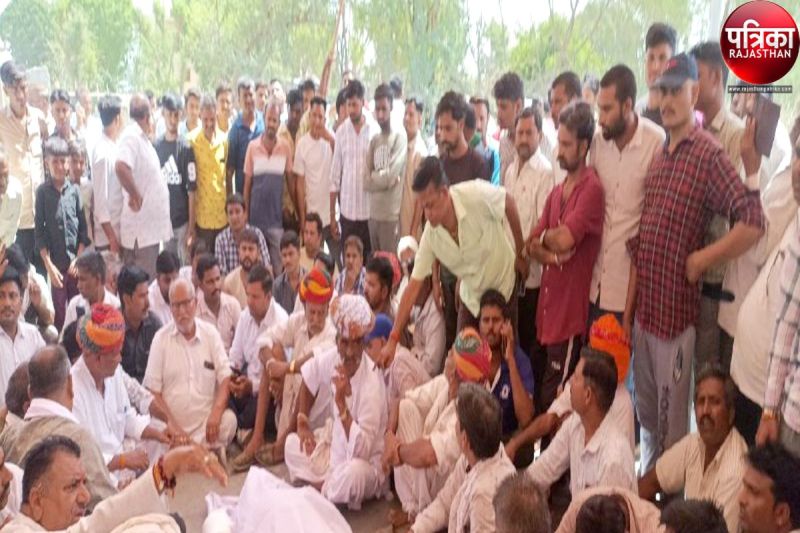 बेखौफ बजरी माफिया : यहां बजरी से भरे डंपर की टक्कर से बाइक सवार की मौत, ग्रामीणों का धरना-प्रदर्शन, कस्बा बंद