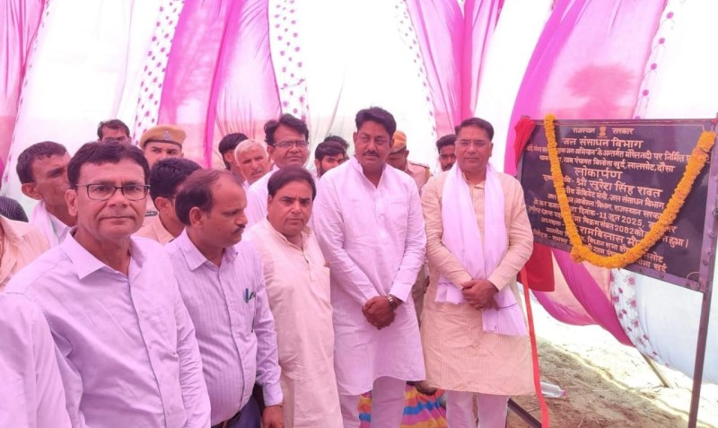 जल संसाधन मंत्री सुरेश सिंह रावत ने बुधवार को लालसोट के समीप समेल में आयोजित समारोह में 20-20 करोड़ रुपए की लागत से निर्मित दो एनिकटों का लोकार्पण किया। फोटो-पत्रिका।