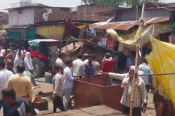 अतिक्रमण पर चला नपा का डंडा, सड़क से हटाई गईं 80 दुकानें - image