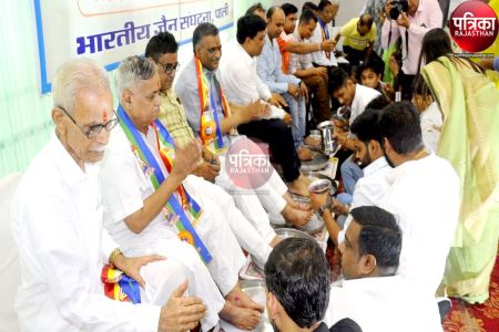 पाली में अनूठा आयोजन: दूध से पिता के चरण धोए, लिया पर्यावरण बचाने का संकल्प, भावनाओं में डूबा पिता-पुत्र का रिश्ता