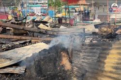 Fire : सहारनपुर में चल रहे मेले में लगी आग, 20 से अधिक दुकानें जलकर राख - image