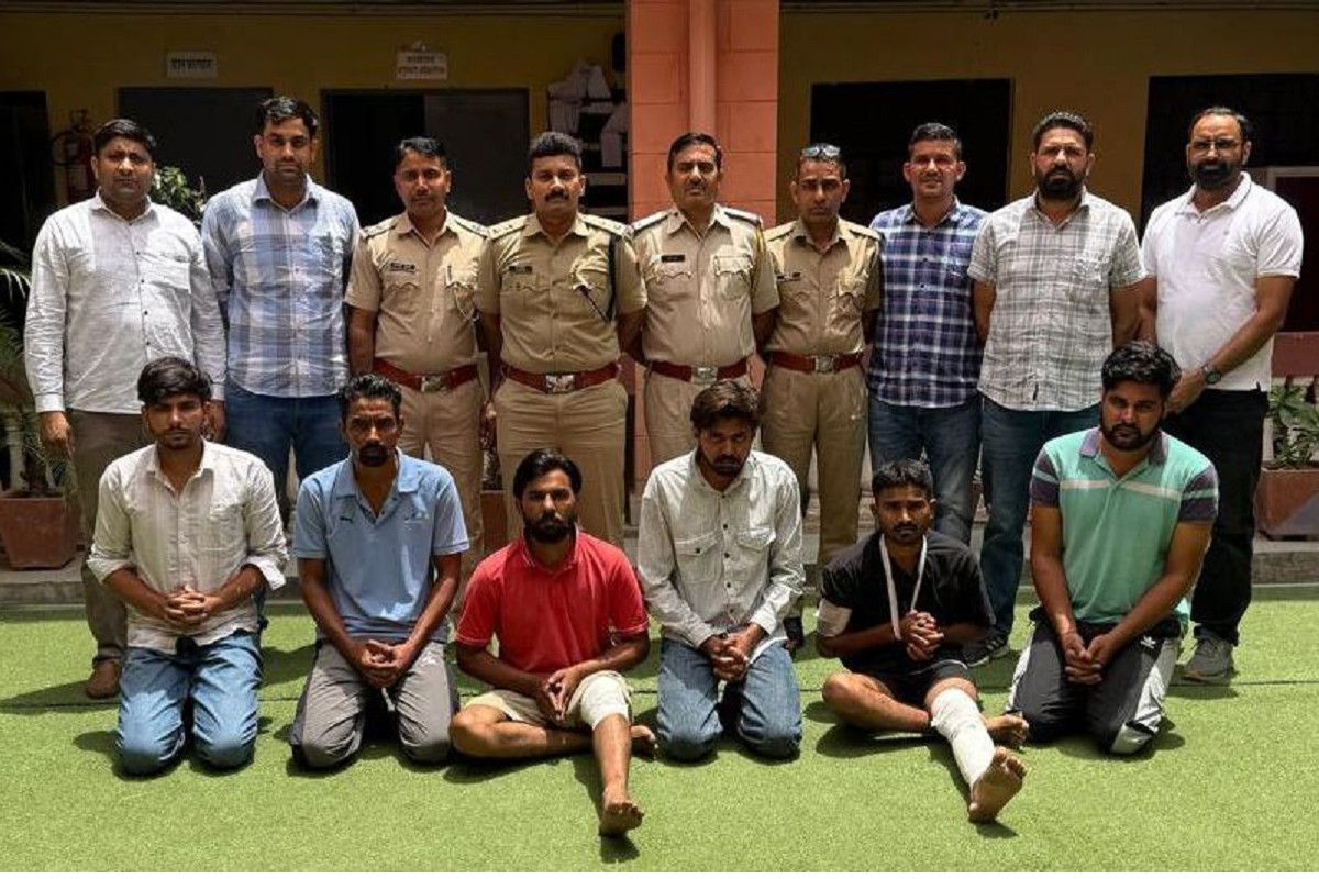 फिल्मी स्टाइल में लेटर के साथ भेजे कारतूस, घर पर की फायरिंग