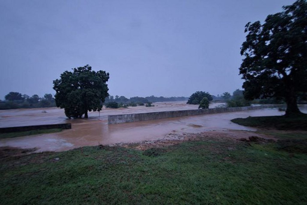 4 people blown in river
