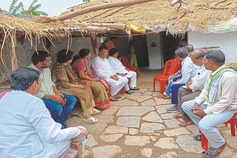 कांग्रेस की समिति जांच के लिए पहुंची खैरी (Photo source- Patrika)